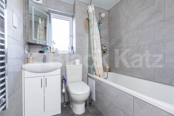 Large two bed apartment located within easy access to Kings Cross & Islington Bunning Way , Caledonian Road